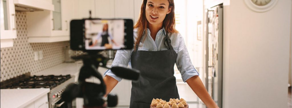 The girl cooking and making video